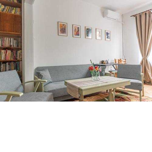 Centrally Located Vintage Flat